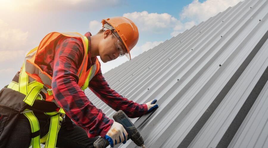 Professional gutter cleaning in Fowler, IL